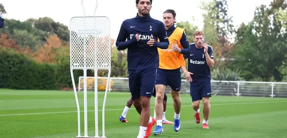 Jugadores de Tottenham entrenando en el campo