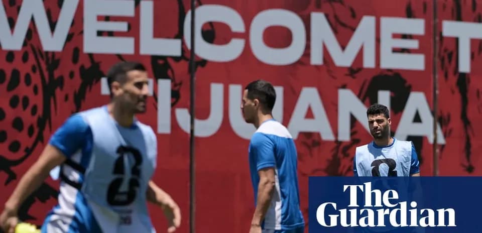 Jugadores entrenando frente al cartel de bienvenida