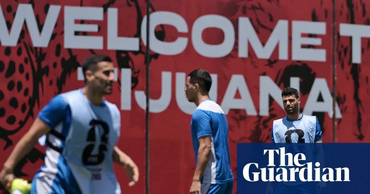 Jugadores entrenando frente al cartel de bienvenida