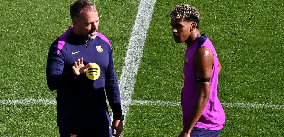 Entrenador hablando con jugador durante sesión de entrenamiento