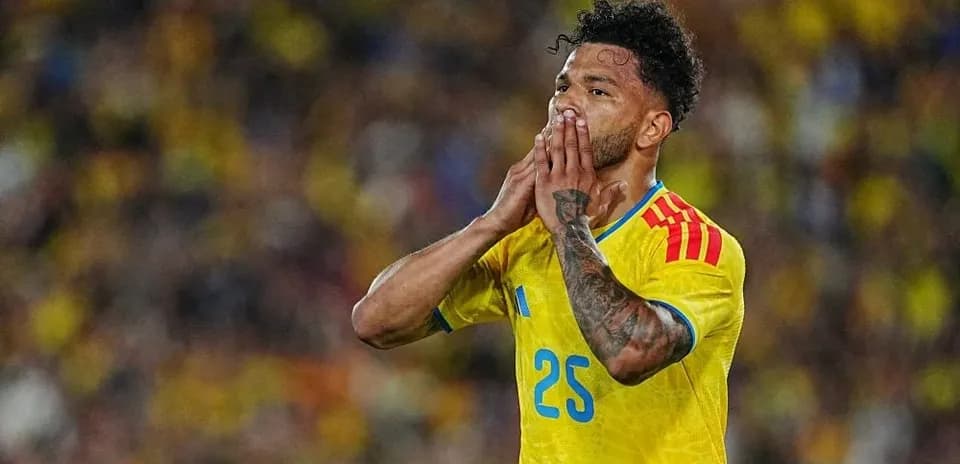 Jugador de Colombia con camiseta amarilla en el campo