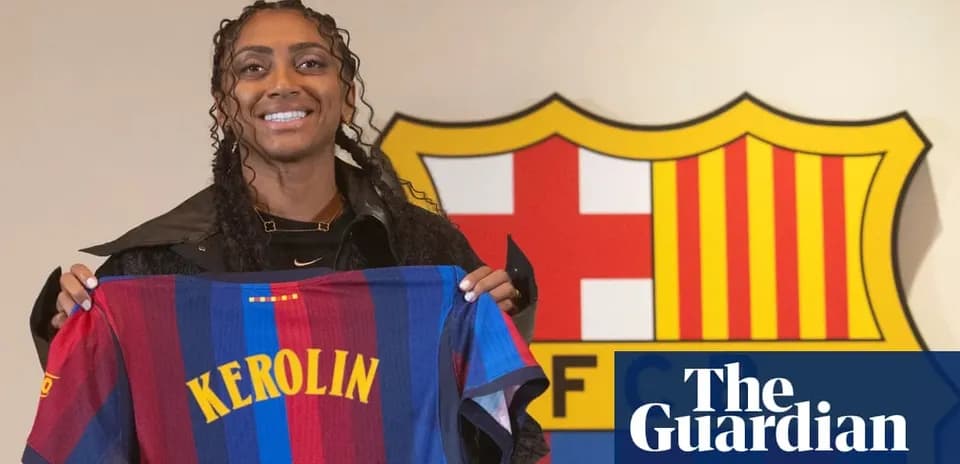 Jugadora mostrando camiseta de FC Barcelona con nombre Kerolin