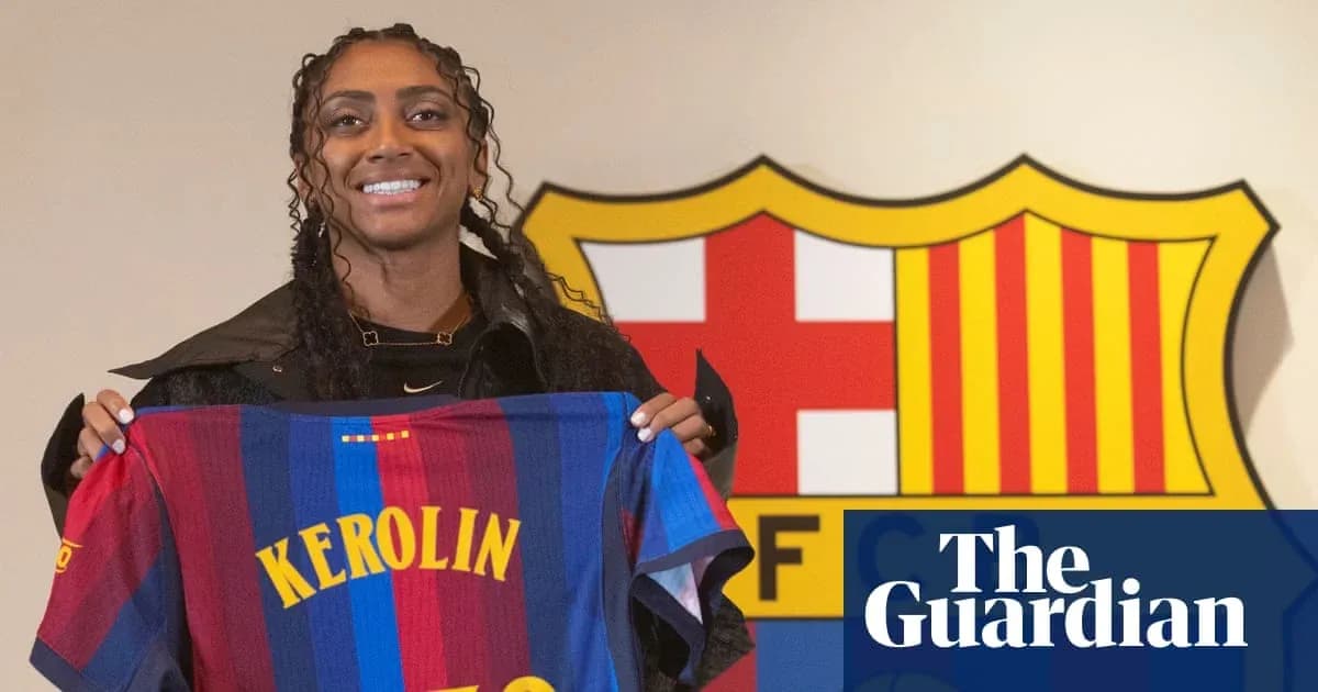 Jugadora mostrando camiseta de FC Barcelona con nombre Kerolin