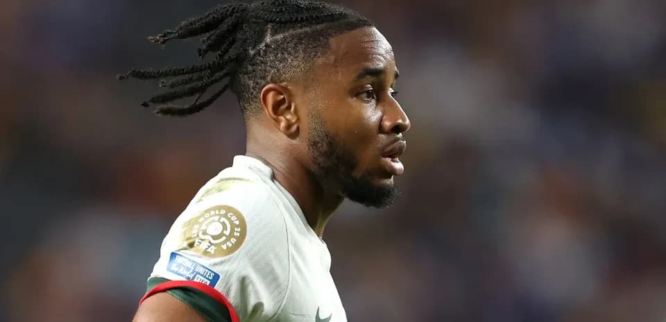 Jugador con camiseta de Portugal en el campo