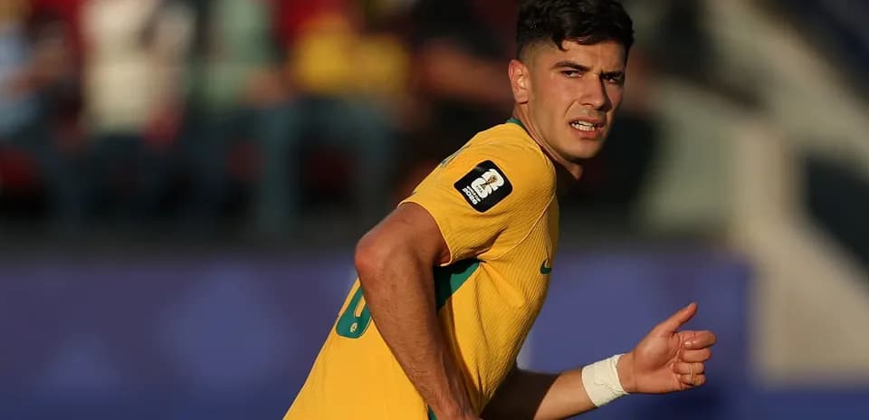 Jugador australiano corriendo en partido de fútbol