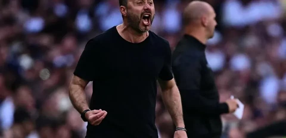 Entrenador animando a su equipo durante el partido