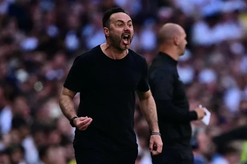 Entrenador animando a su equipo durante el partido