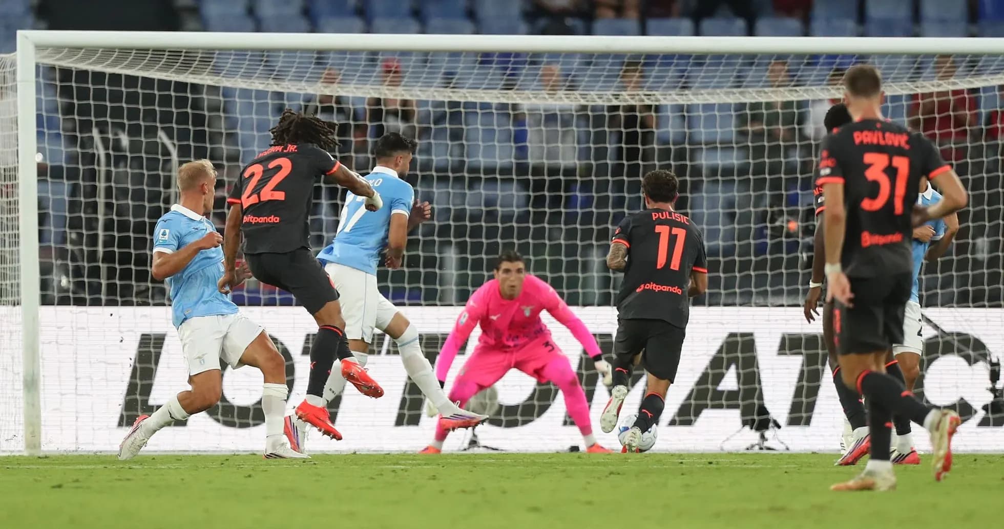 Jugadores de Lazio y AC Milan en acción