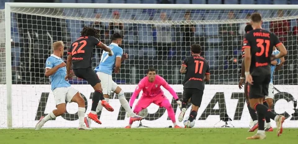 Jugadores de Lazio y AC Milan en acción