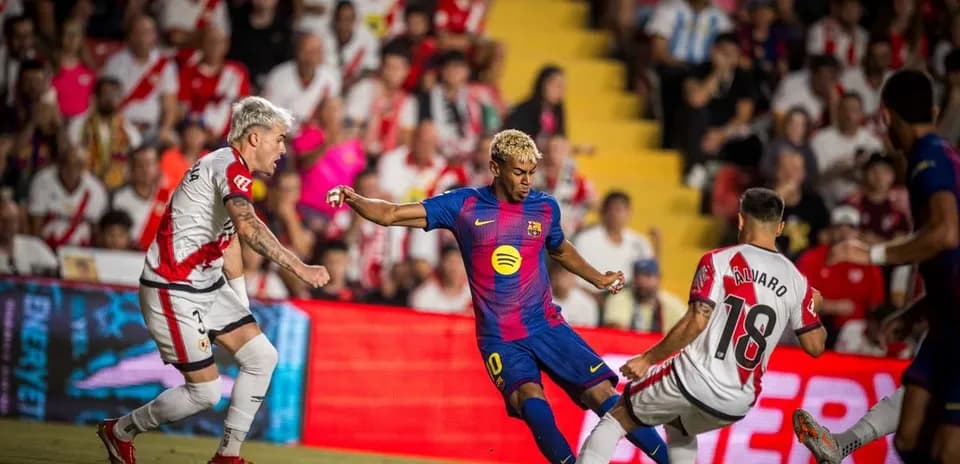 Jugadores de Barcelona y Rayo Vallecano en acción