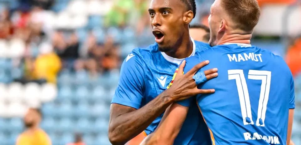 Jugadores celebrando un gol durante el partido