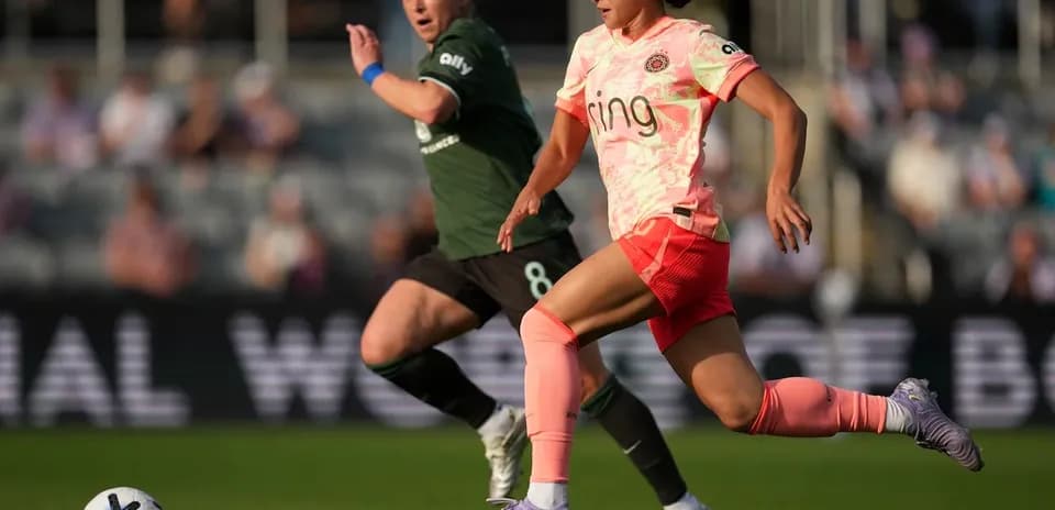 Jugadora de Portland Thorns corriendo con el balón