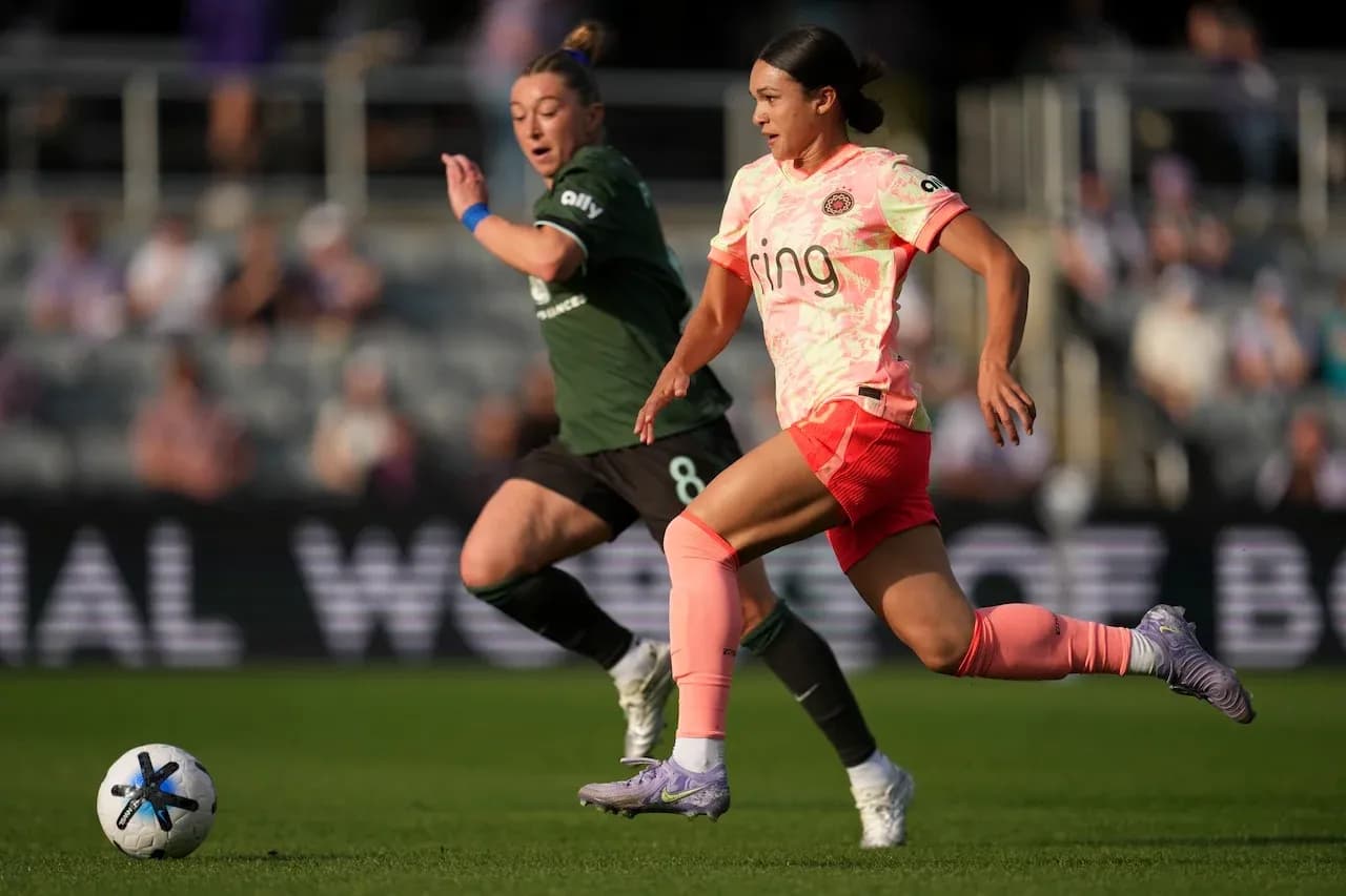 Jugadora de Portland Thorns corriendo con el balón