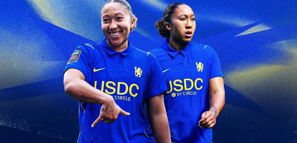 Jugadora de Chelsea en uniforme azul posando