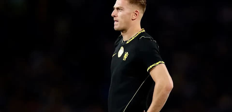 Jugador de pie en uniforme negro durante el partido