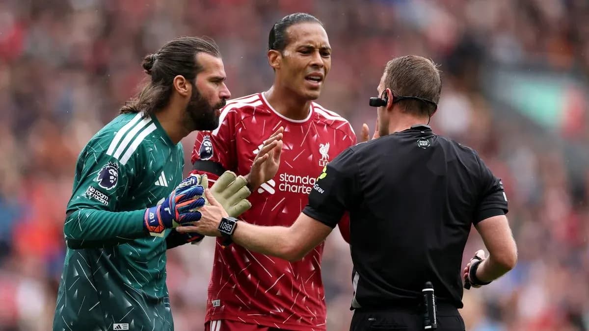 Alisson y Virgil van Dijk discutiendo con el árbitro
