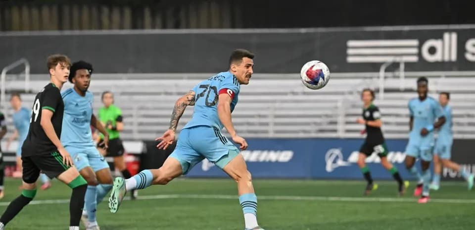 Jugador de Minnesota United II persigue el balón