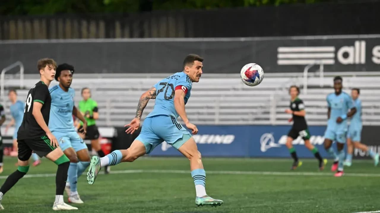 Jugador de Minnesota United II persigue el balón Jugador de Minnesota United II persigue el balón