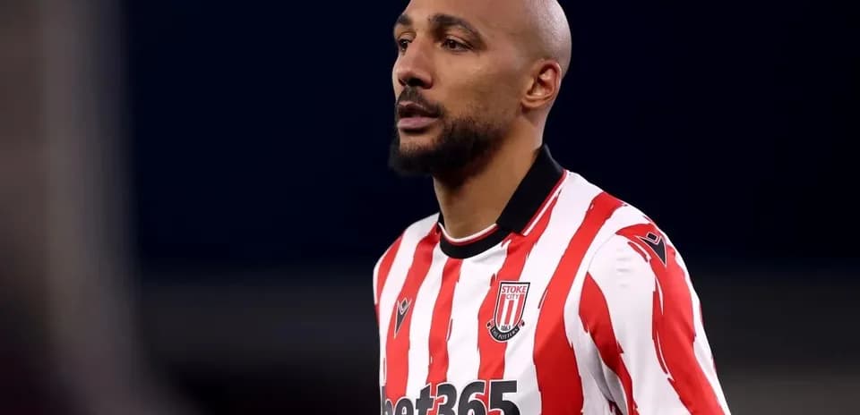 Jugador de Stoke City en camiseta roja y blanca