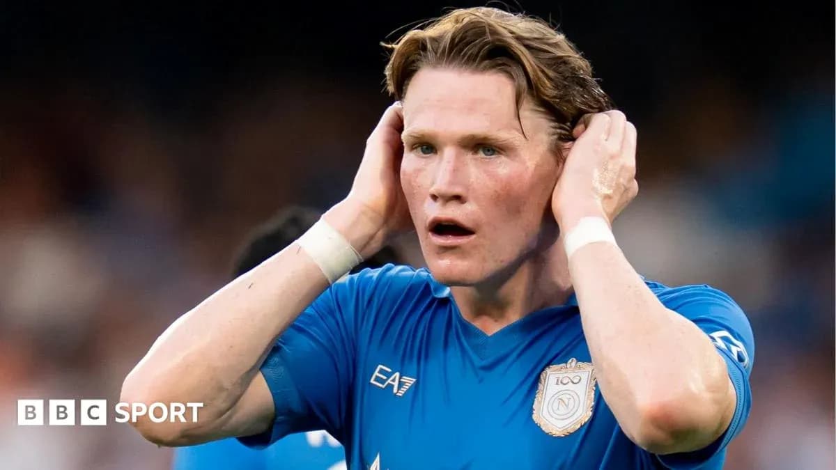 Jugador de Napoli con las manos en la cabeza