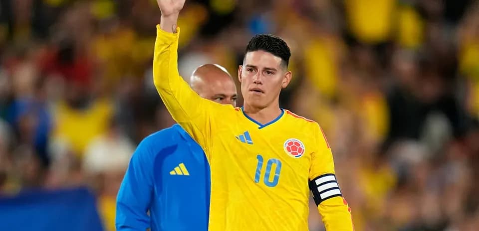 Jugador saludando con camiseta amarilla de Colombia