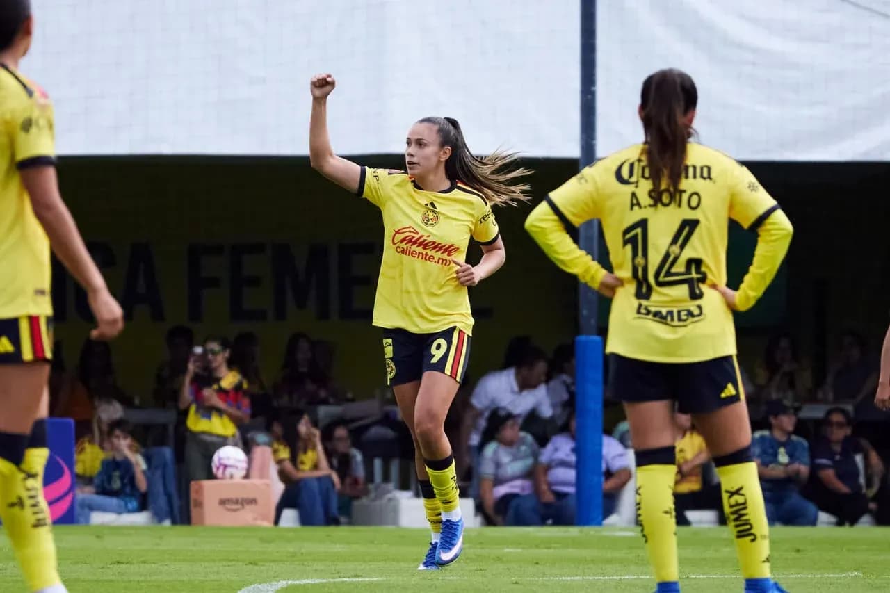 Jugadora celebra un gol en el partido