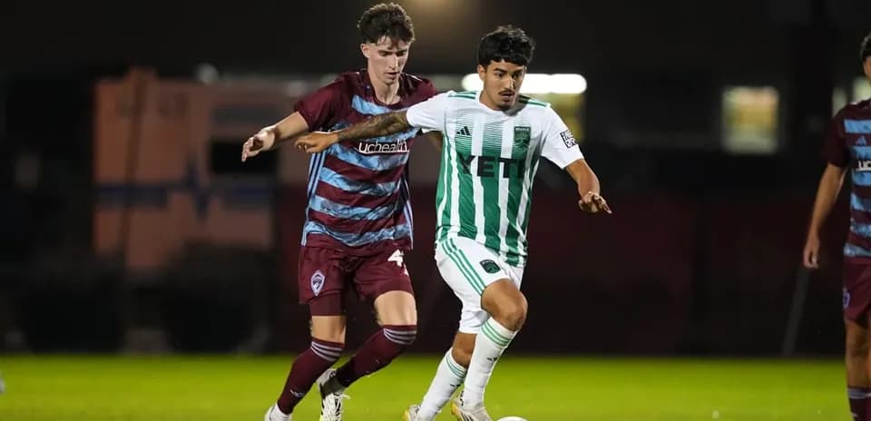 Jugador de Colorado Rapids II persigue a un rival
