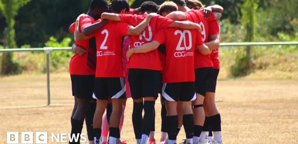 Jugadores en círculo durante charla en campo