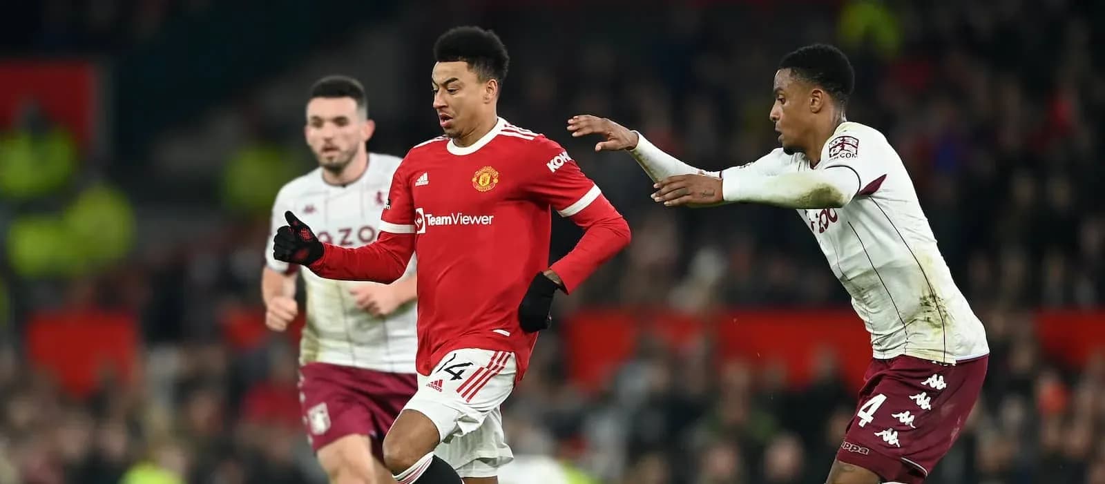 Jugador de Manchester United corriendo con el balón