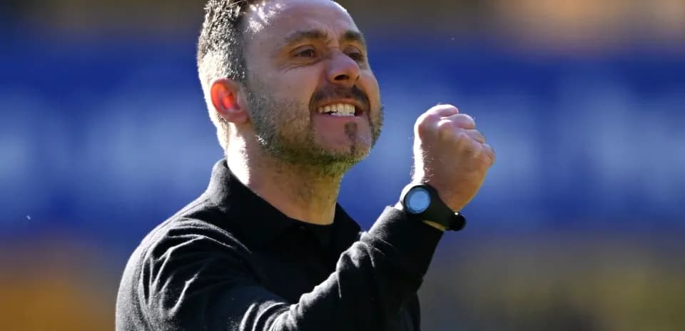 Entrenador celebrando con puño en alto