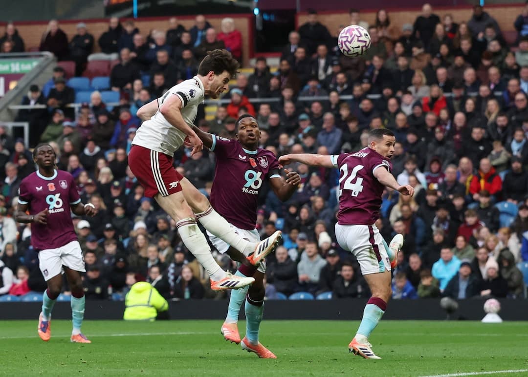 Un jugador de Arsenal cabecea el balón en el partido