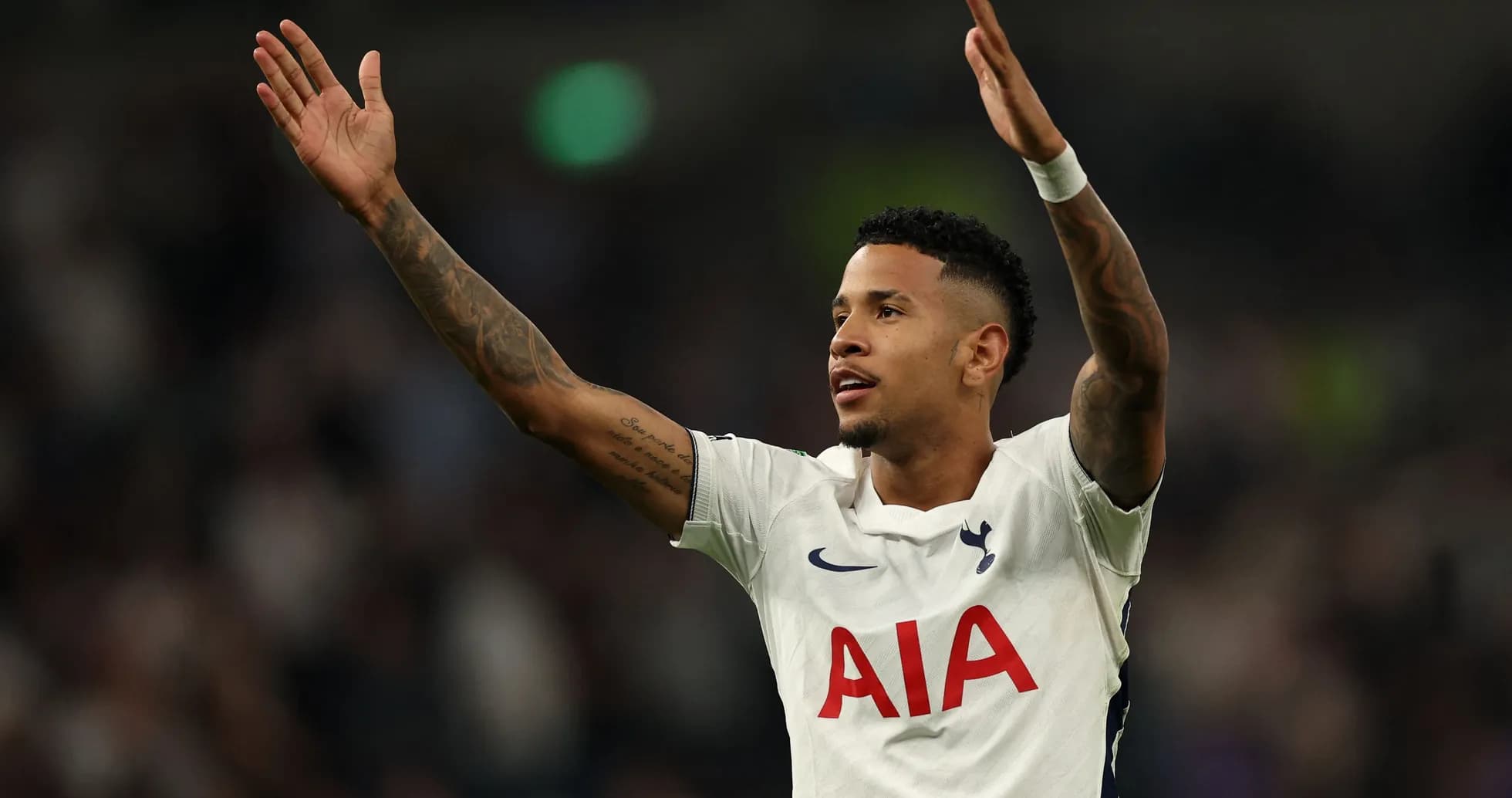 Jugador de Tottenham celebrando con brazos levantados