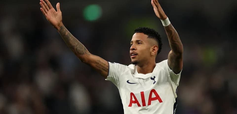 Jugador de Tottenham celebrando con brazos levantados