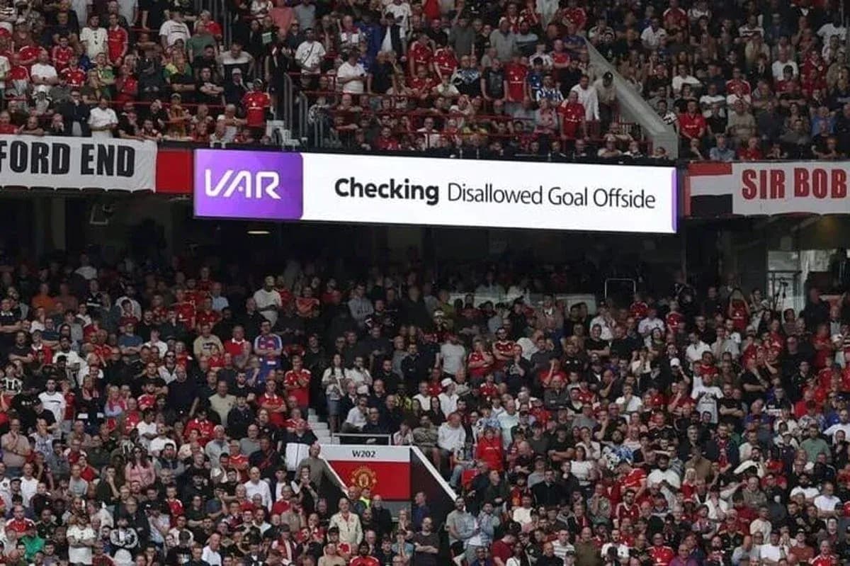 Multitud en el estadio con anuncio de VAR