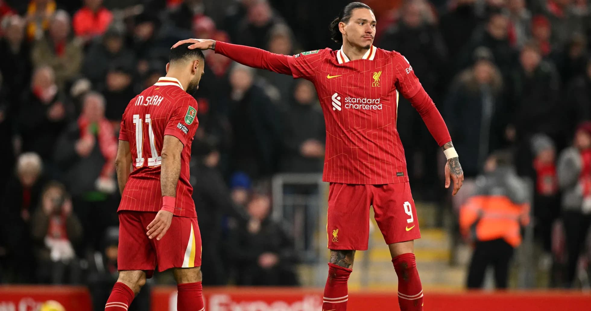 Jugadores de Liverpool consolándose tras un partido