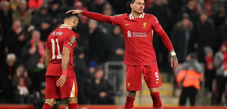 Jugadores de Liverpool consolándose tras un partido
