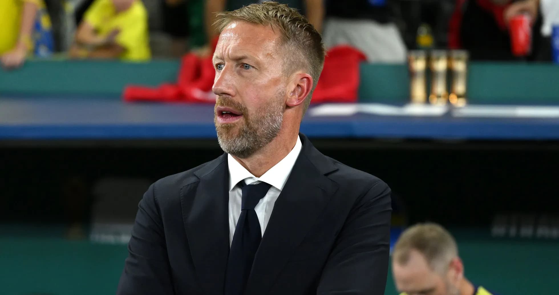 Entrenador observando el partido desde la línea de banda