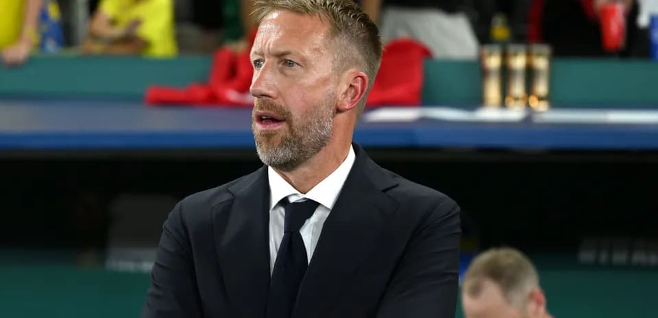 Entrenador observando el partido desde la línea de banda