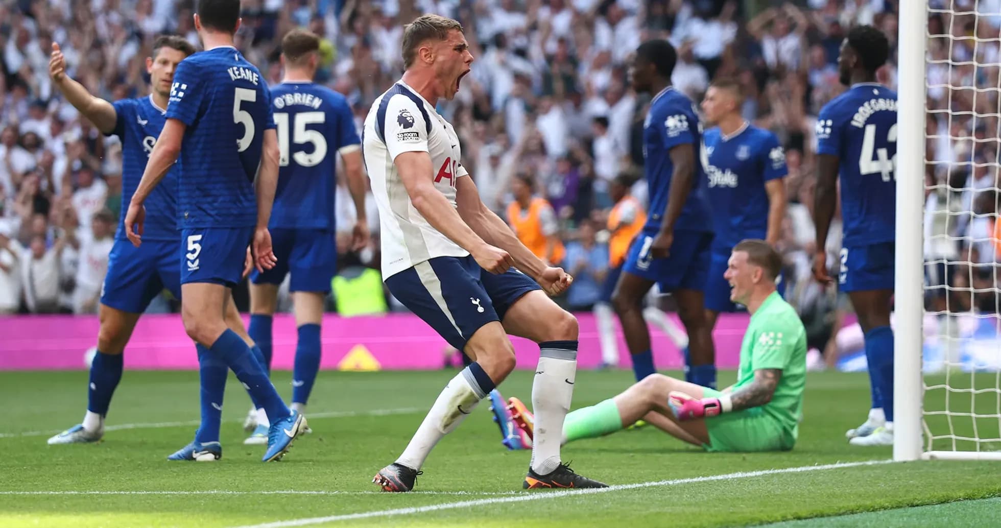 Jugadores de Tottenham celebrando un gol