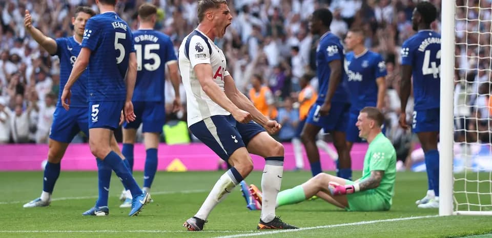 Jugadores de Tottenham celebrando un gol