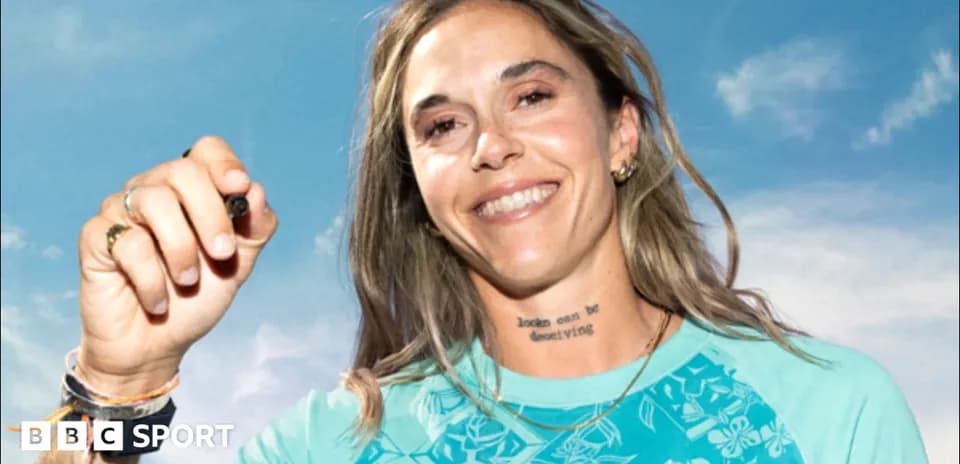 Mujer sonriendo y sosteniendo un objeto en mano
