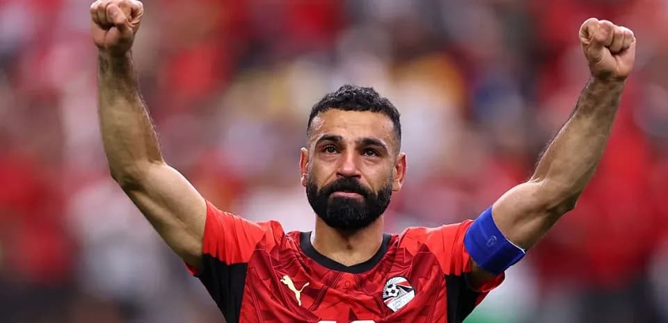 Jugador levantando los brazos tras el partido