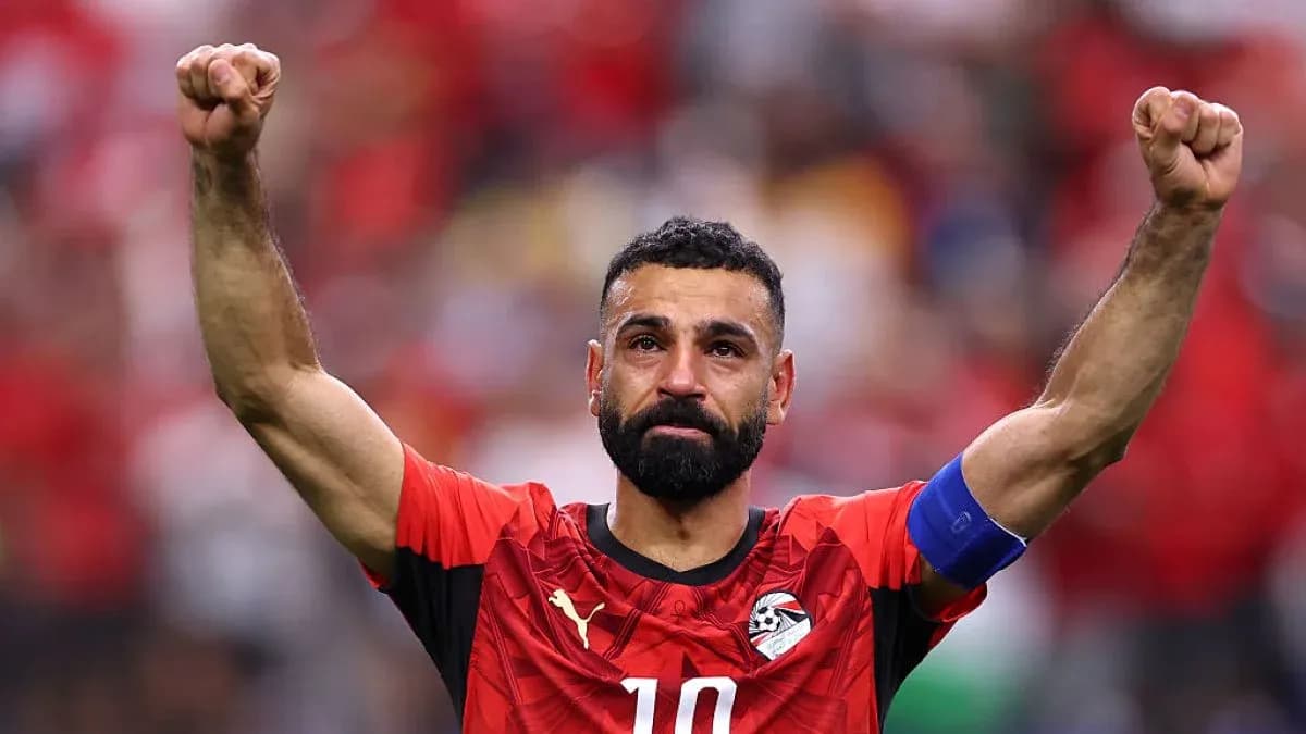 Jugador levantando los brazos tras el partido