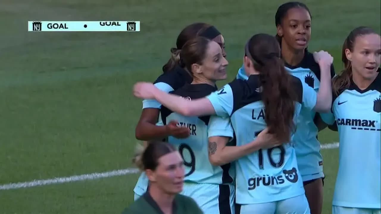Jugadoras celebrando un gol en el partido