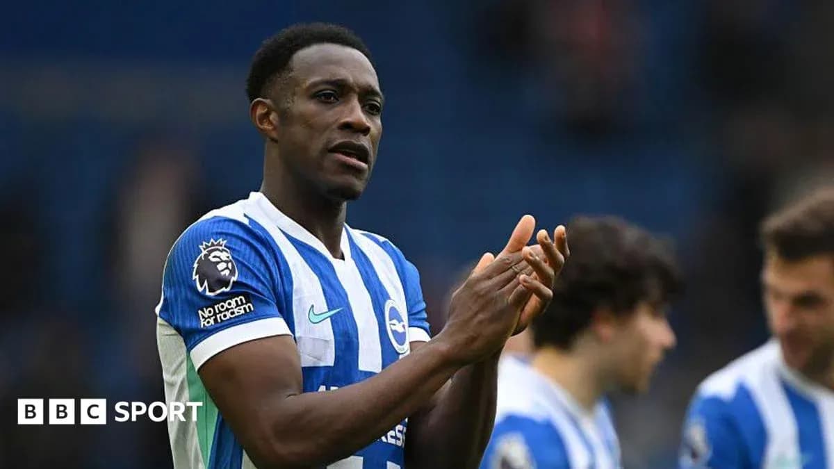 Jugador aplaudiendo durante el partido de Brighton