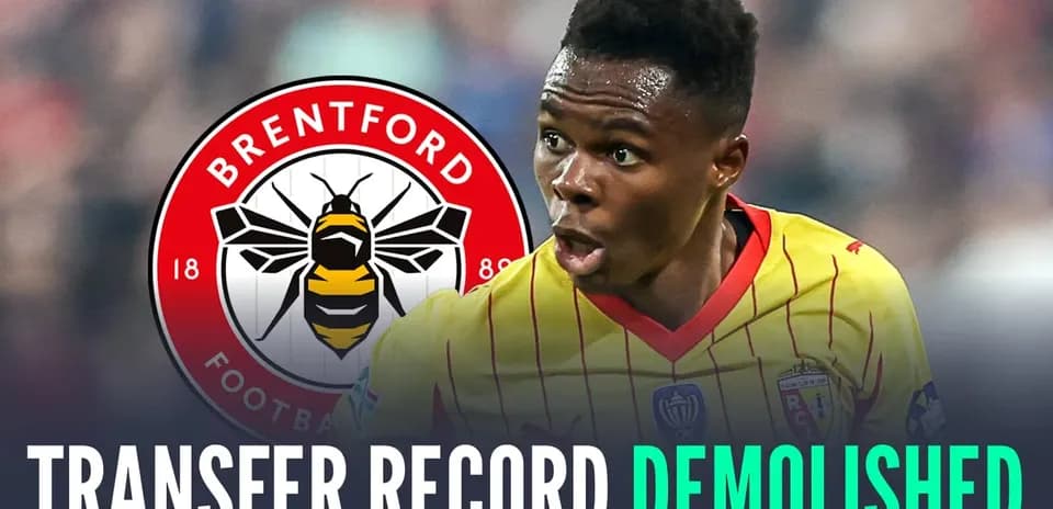 Jugador de Brentford celebrando un nuevo récord de transferencia