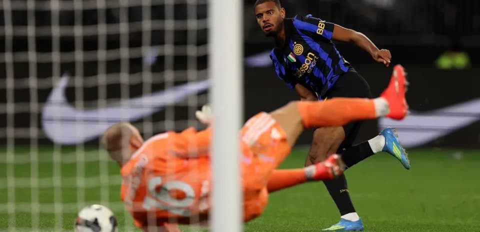 Jugador de Inter lanzando penalti contra el portero