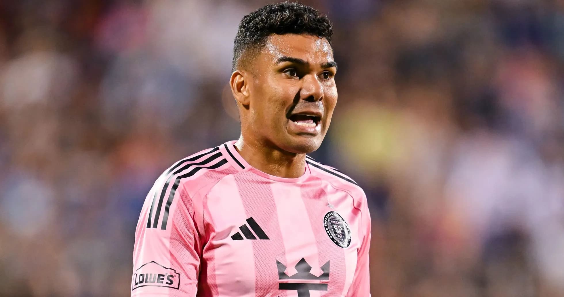 Jugador de Miami con camiseta rosa en acción