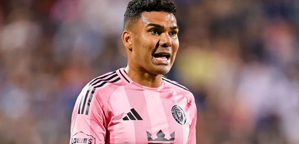 Jugador de Miami con camiseta rosa en acción