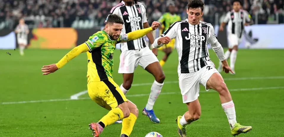 Jugadores de Juventus y rival compiten por el balón
